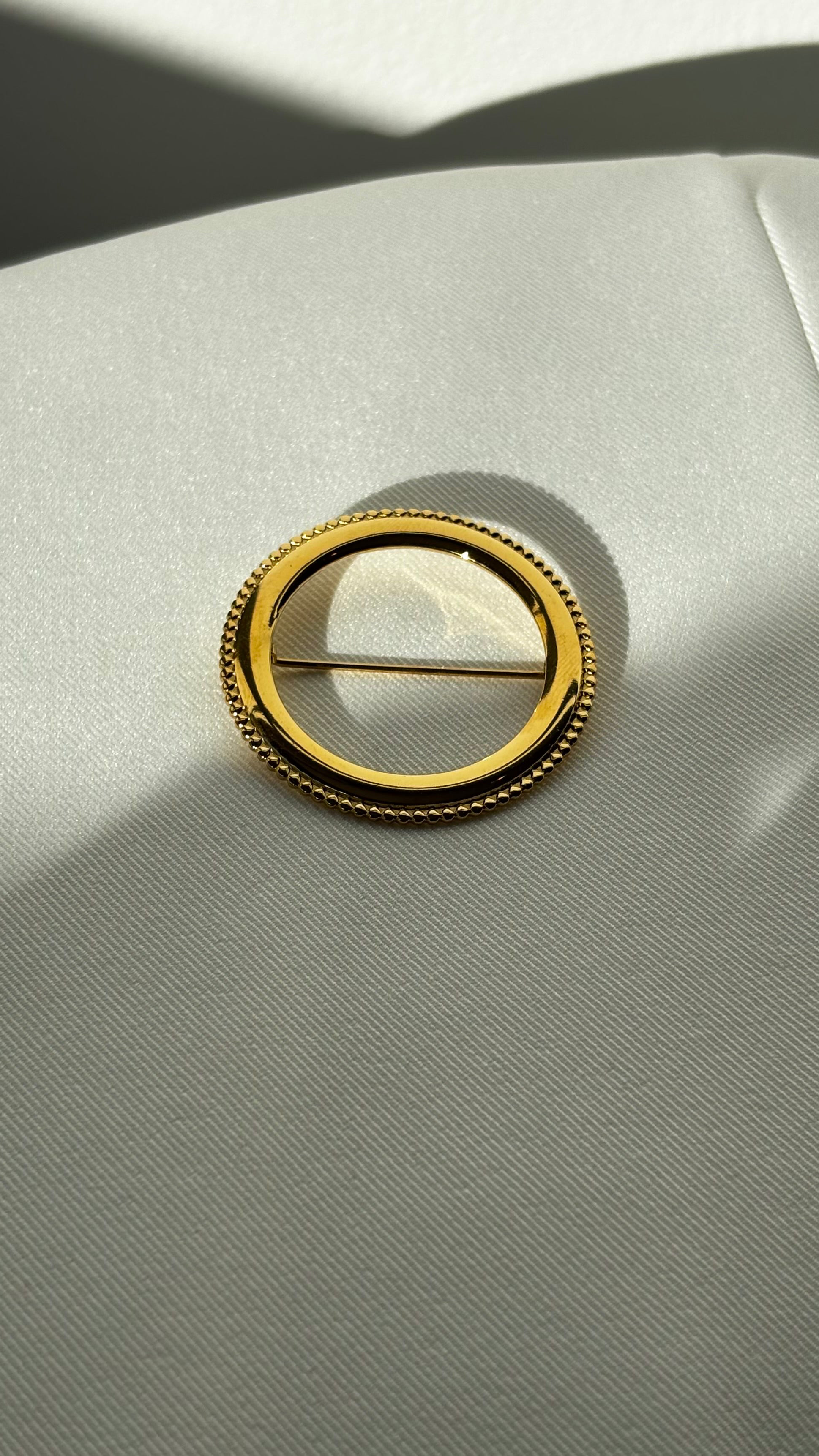 Circle Golden Broche